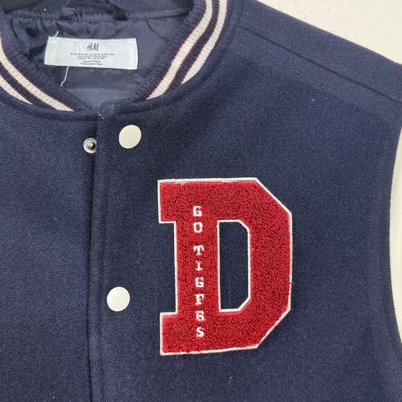 (C4) H&MBoys' Varsity Jacket in White and Dark Blue with Red Lettering,Size 8/10 - Picture 11 of 14
